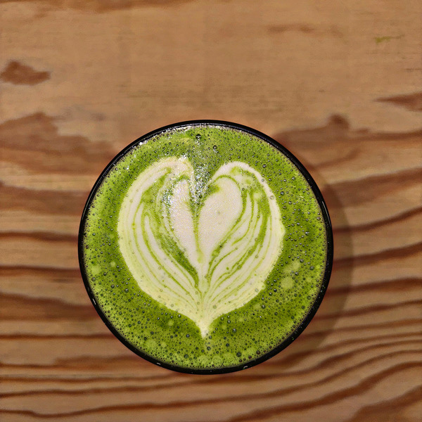 Kaffee und Matcha